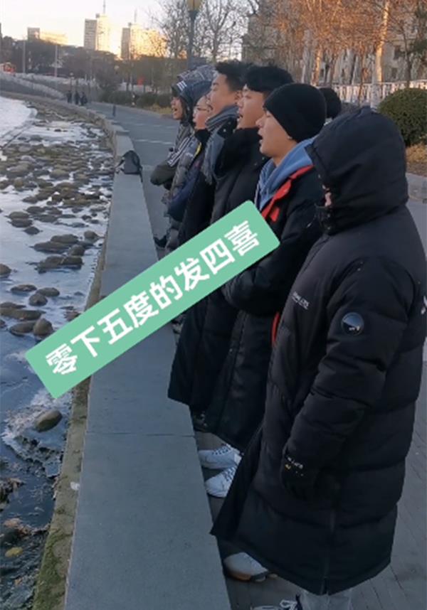 德云社|龙字科首演在即，部分学员仍冒严寒在河边喊嗓子，想成功真没捷径