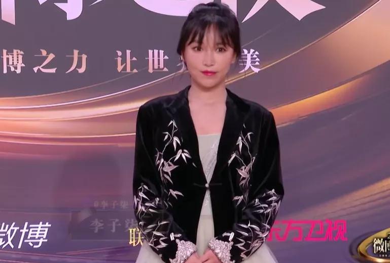 李子柒|李子柒微博之夜造型直播幻灭，脸颊浮肿嘴歪，穿高跟鞋难救身高