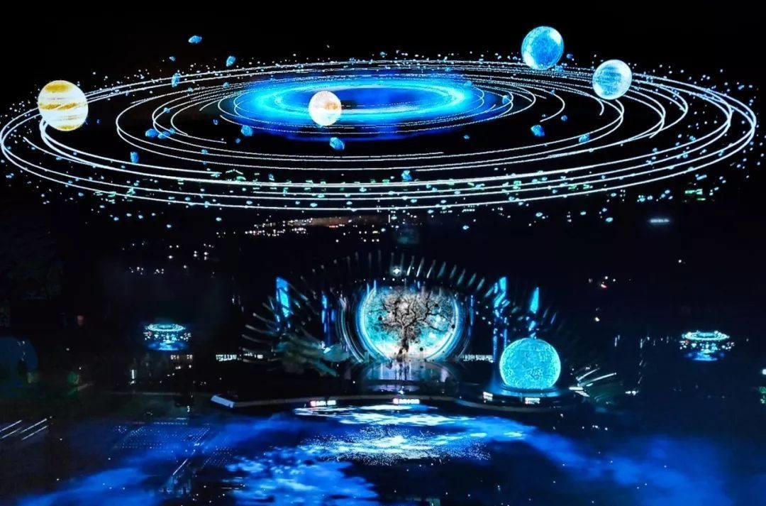 宇宙“bug”?三个一模一样的星系出现,应该如何解释?