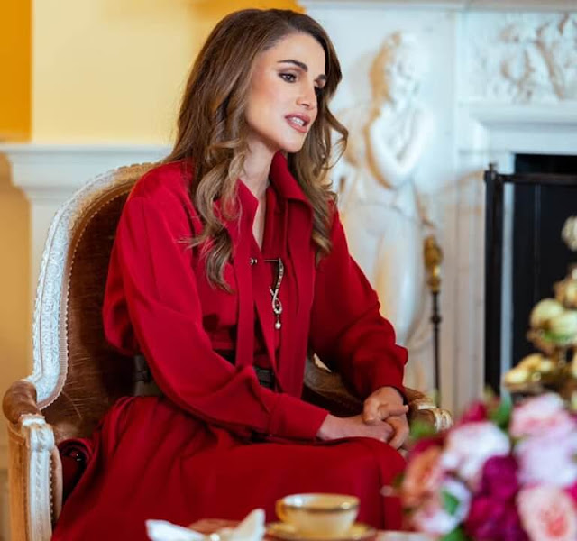 全球时尚风行|约旦王后51岁生日官方照来啦！一身紫裙亮相真贵气，看着真像30岁