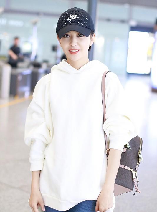 波波的时尚|佟丽娅穿搭好随性，脚踩拖鞋出镜，从容大方，“竹竿腿”好吸睛