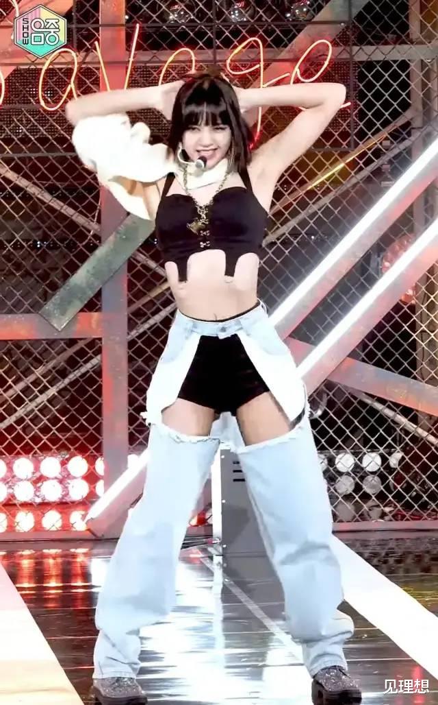 韩国女团|韩国女团穿“开裆裤”唱跳!露黑色底裤显不雅,迷惑穿搭辣眼睛!