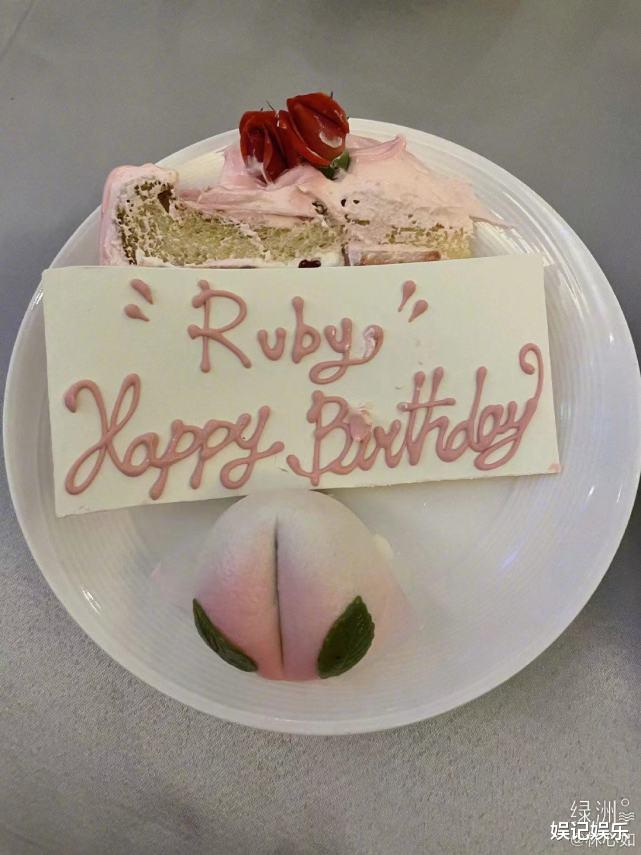 霍建华|霍建华为老婆庆生，小海豚疑站爸妈身边玩贴纸，已经是大姑娘了