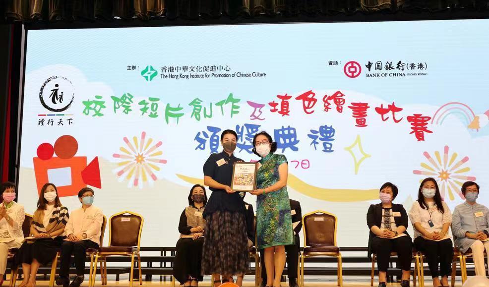 方脸妹说时尚|郭晶晶奥运追星成功!穿评委工作服忙合影摆爱心,跳水女王变迷妹