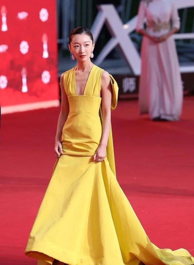 许晴|红毯女星风格大不同，杨颖鞠婧祎甜美，许晴巩俐风情万种