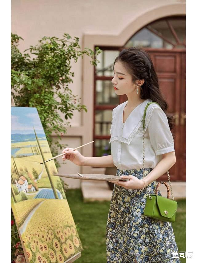 鱼司辰|“初恋”女友风格怎么穿?白衬衫搭配印花裙甜美俏皮,简直太美了