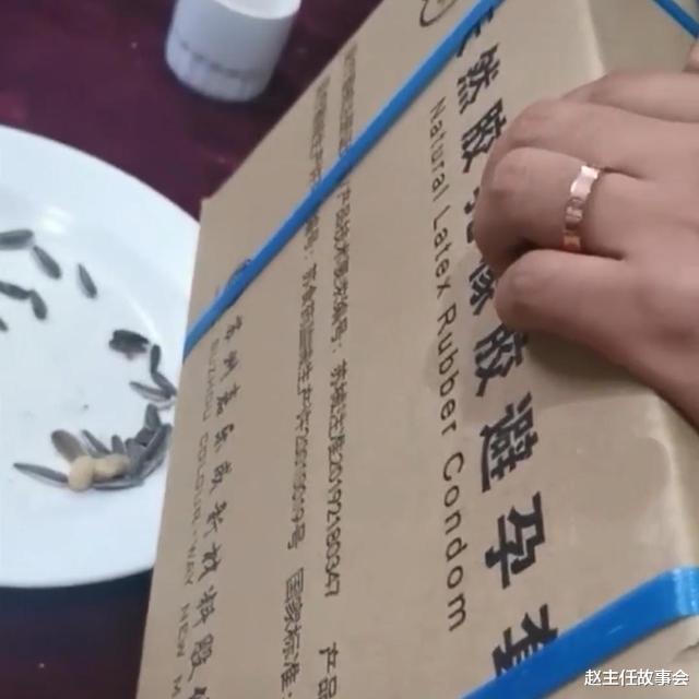赵主任故事会 河北一男子大婚，兄弟随礼一箱避孕套，别出心裁，还是瞎胡闹？