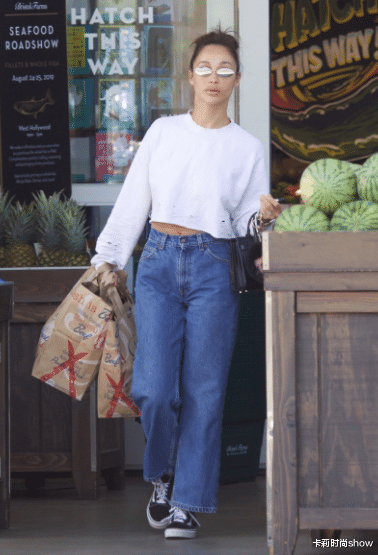 卡莉时尚show|建议大家:卫衣下面不要老配阔腿裤,今年流行这样穿,时尚显高级
