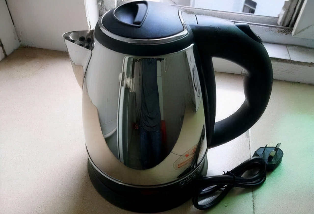 甲状腺癌|28岁女子患上甲状腺癌，家人痛哭，医生：1种“洗洁精”是祸根