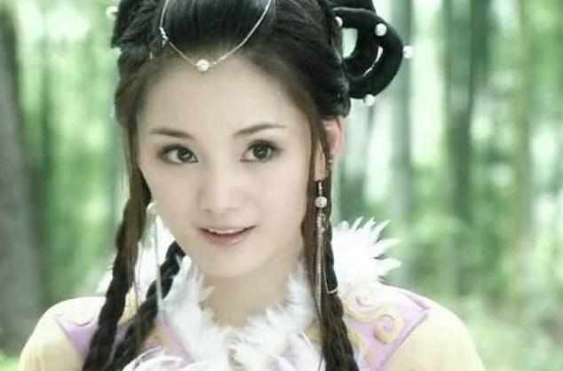 馨子|18岁演女主，“阔太”黄圣依给她当配角，如今家道中落成柜姐