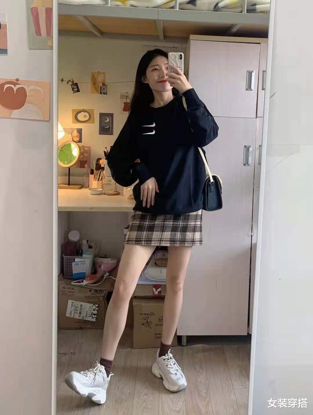女装穿搭|黑色卫衣配什么裙子好看