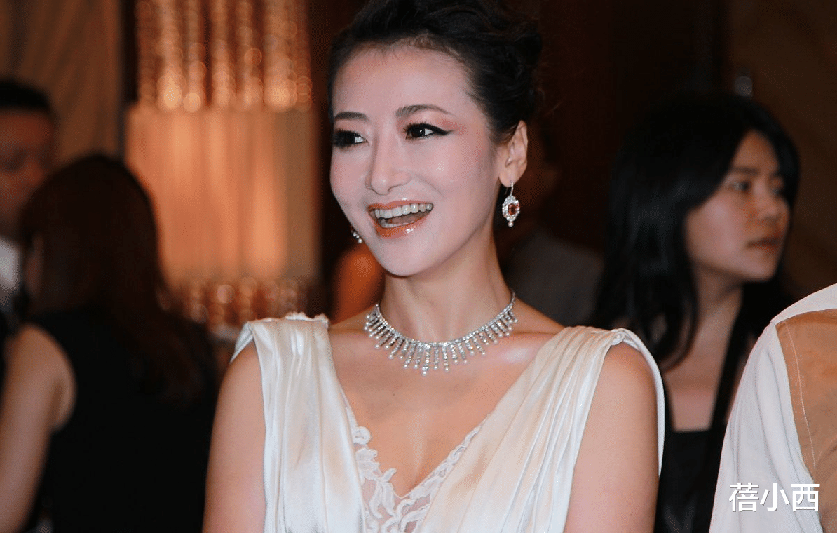 蓓小西|陈紫函有本领又敢穿,一袭深V领连衣裙高调亮相,身材优势太明显
