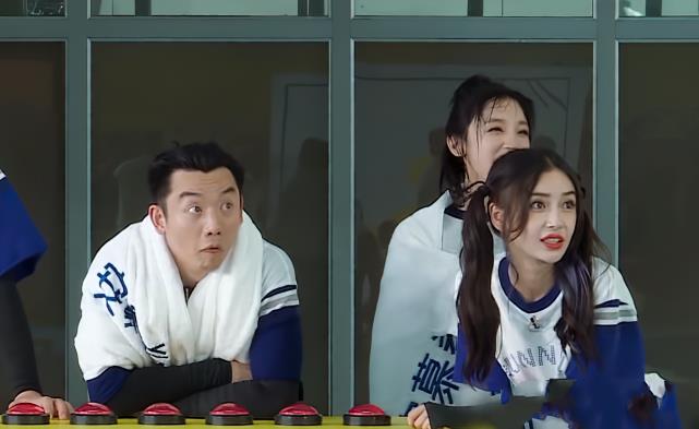 宋雨琦|为啥宋雨琦一直化浓妆？当她落水导致脱妆，素颜状态堪比未成年