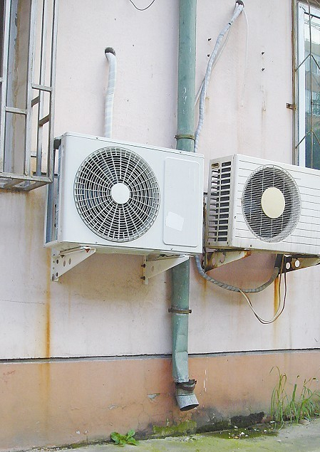 空调外机日晒雨淋,做个盖子就能延长使用寿命?来听听师傅怎么说