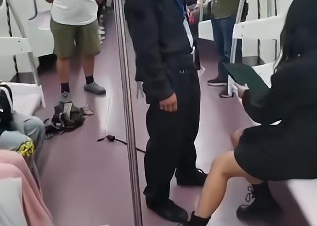 保安 西安地铁保安将女子强行拖拽下车,衣服脱落,暴露出三个社会问题