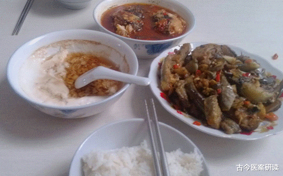 肠胃|母子2人相继确诊“肠癌”，医生咆哮：常吃3物，肠胃怎能受得了