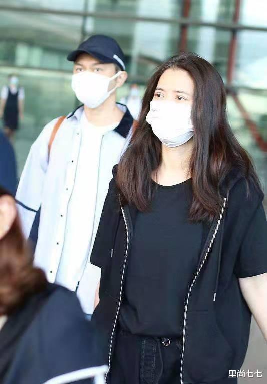 里尚七七|袁咏仪夫妇罕见走机场，她素颜露面很真实，老公打扮乖巧像小年轻