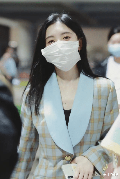 鞠婧祎|鞠婧祎早年泳衣照流出！看完真实脸型引群嘲：逗我们玩呢？