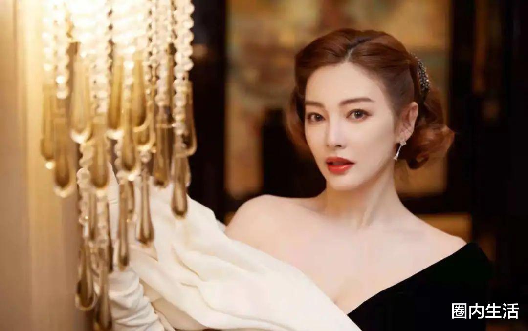 张雨绮|张雨绮恋爱对象都是比她小的小鲜肉，以至于她对自己的外形很苛刻