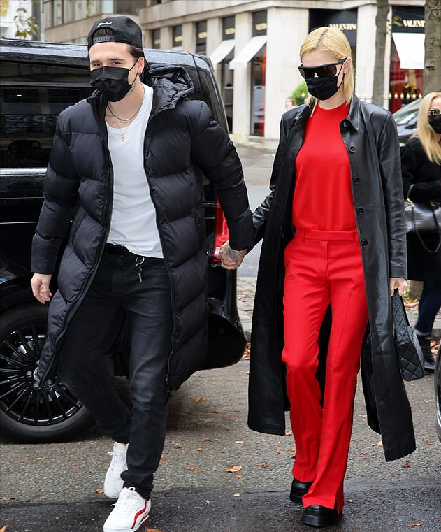 小贝|小贝大儿子身体这么虚？穿大棉袄和未婚妻出街，弯腰驼背像小老头