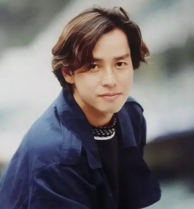 陈百祥|1995年，陈百祥开着跑车嘲笑谭咏麟卖唱挣钱辛苦，后靠对方接济拍戏