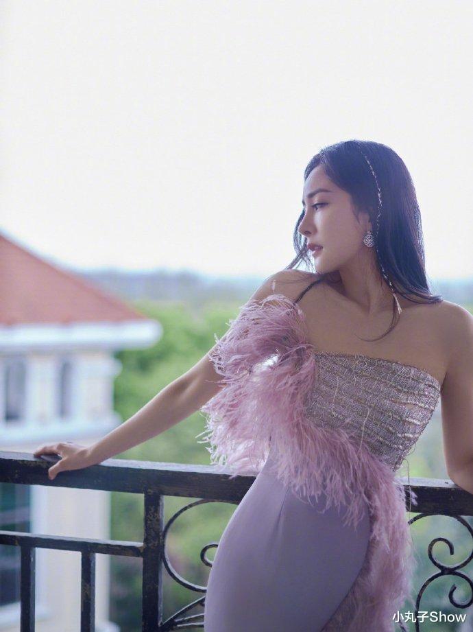 杨幂|35岁杨幂白色围裙COS女仆，哪吒头俏皮赛少女，高鼻梁秒变立体脸