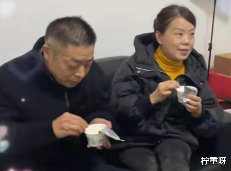 姚策 姚爸换了新发型，剪短发后发根苍白明显，对姚策可谓仁至义尽