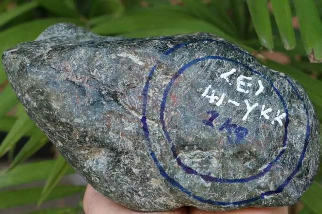 翡翠|您知道如何挑选会卡厂口的翡翠原石吗？