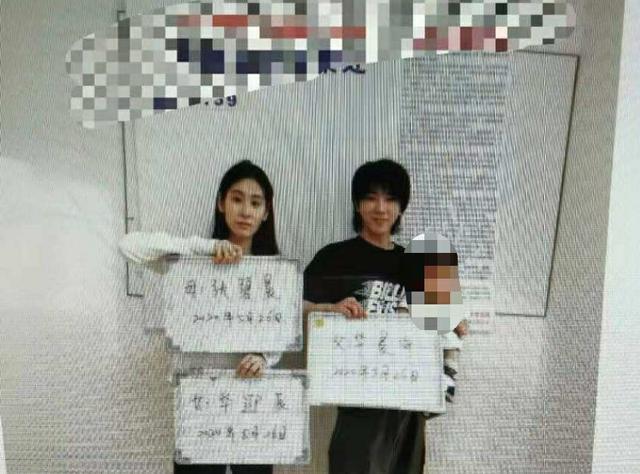 张碧晨|华晨宇张碧晨和女儿一家三口合影，女儿音乐天赋取名“华迎晨”！