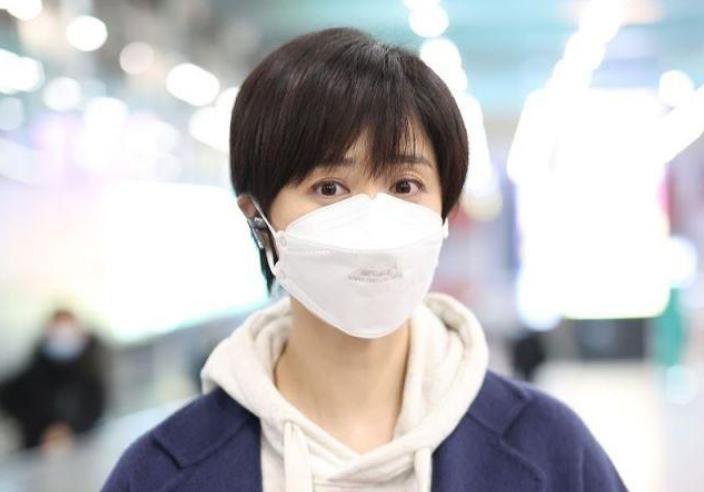 杨幂 蒋欣穿茧型大衣太遮肉了，一点不像130斤的人，剪短发嫩如学生妹