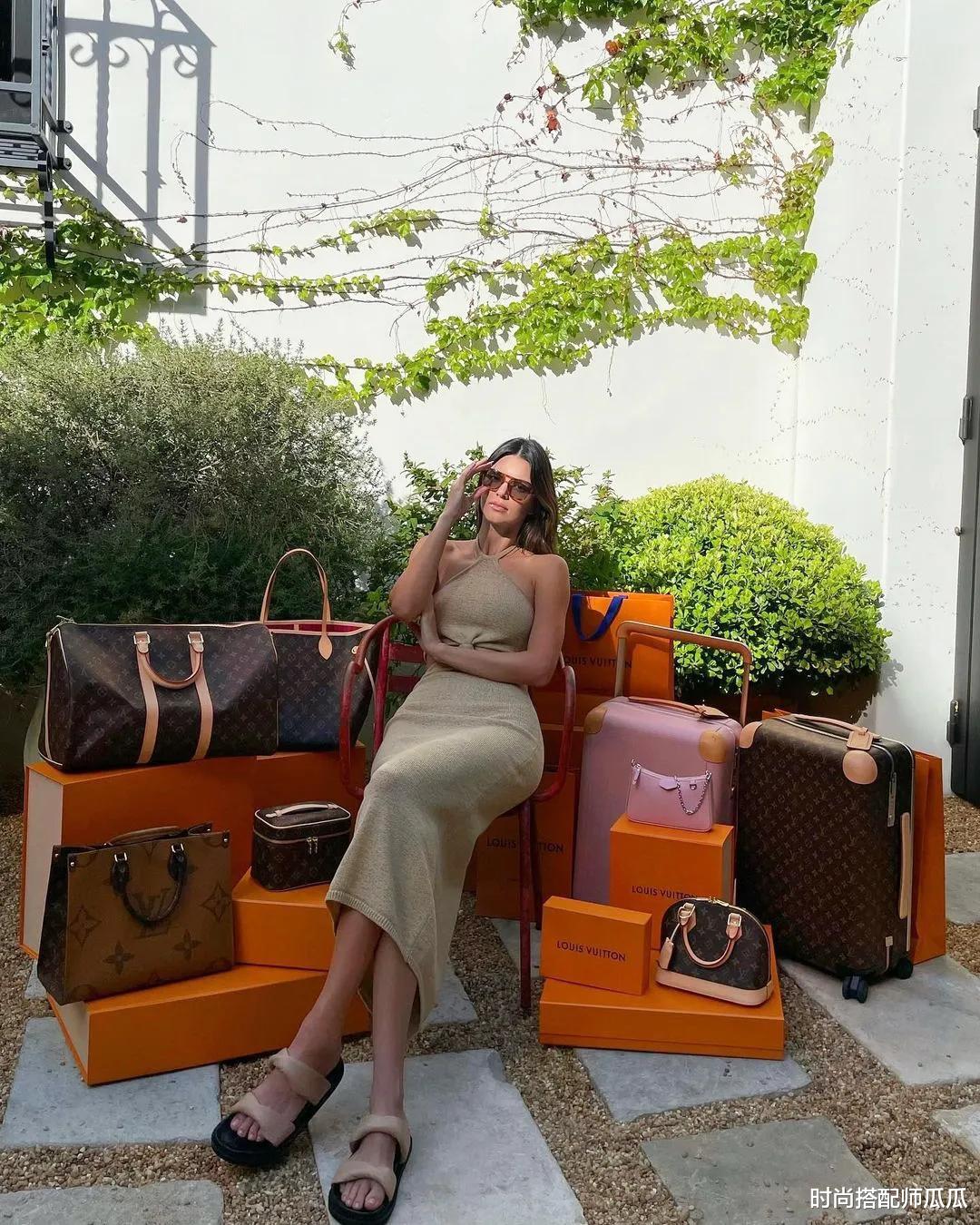 时尚搭配师瓜瓜|时髦的女人都不穿小白鞋了,今夏流行这“3双鞋”,小个子也合适