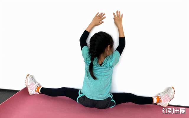 章子怡|章子怡训练女儿做瑜伽，靠墙劈开横叉一字腿，5岁醒醒身段柔软