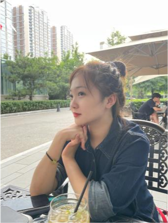 复古|22岁林妙可太显老气！穿牛仔裙竟大翻车，坐200万豪车化妆显贵气