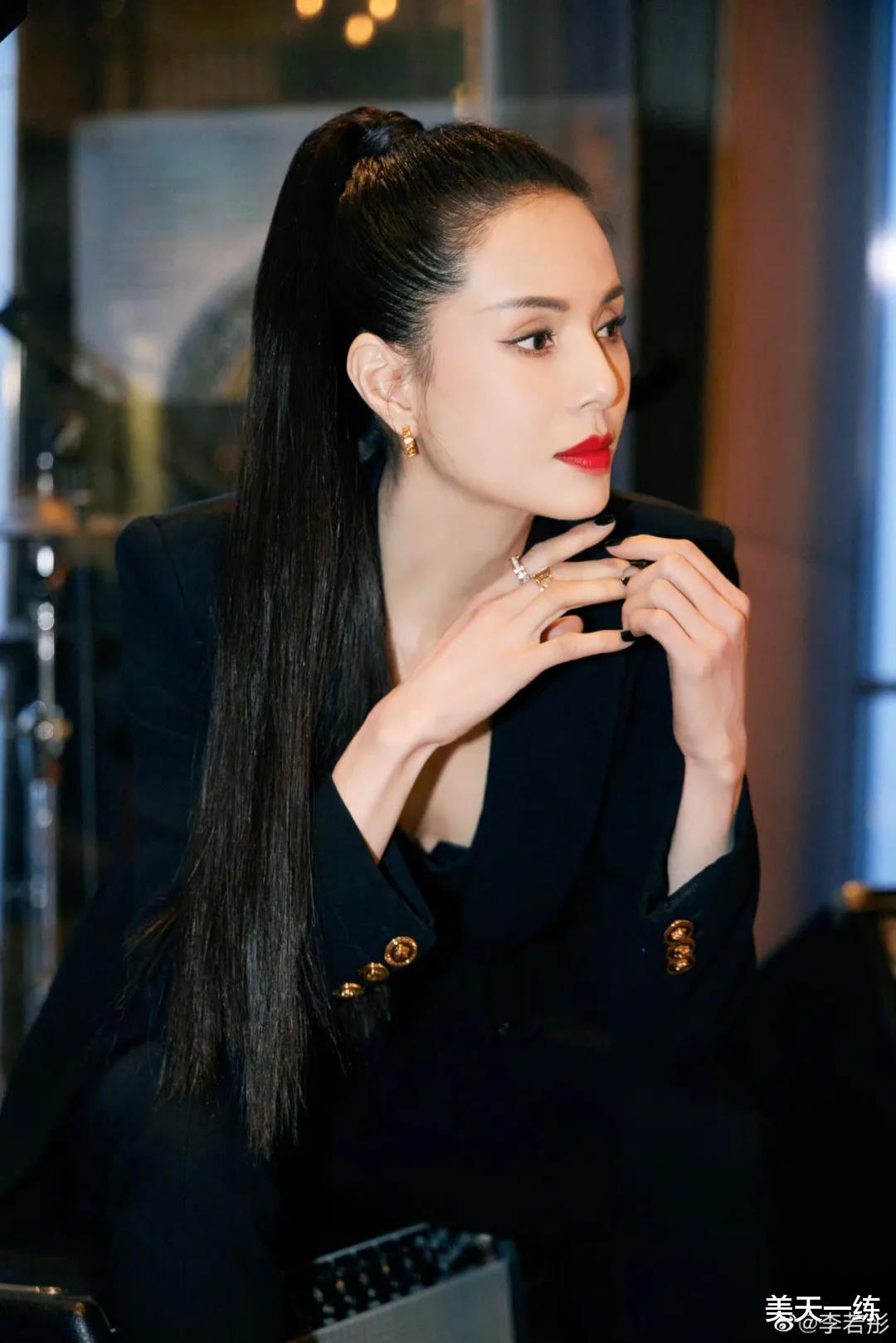 李若彤|李若彤居家健身，意外暴露豪宅，你敢相信这身材55岁？