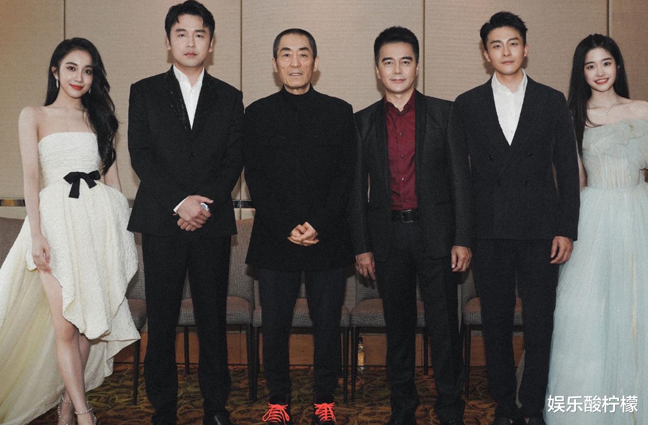 冯小刚|逃档了，冯小刚终究没挺住，张艺谋还能坚持多久