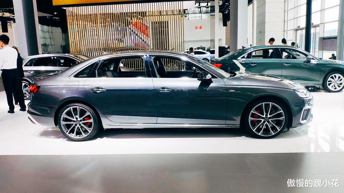 全新一代“奧迪A4L”亮相天津車展，內飾延續傳統，外觀不再單調-圖2