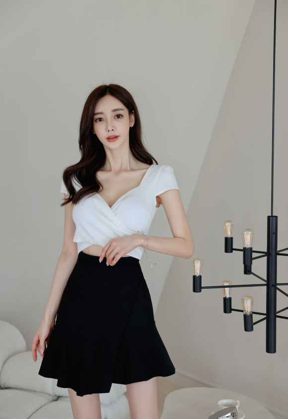 壹品穿搭|女神孙允珠高清时尚搭配：维纳斯叶絮皓白高腰包臀衣裙