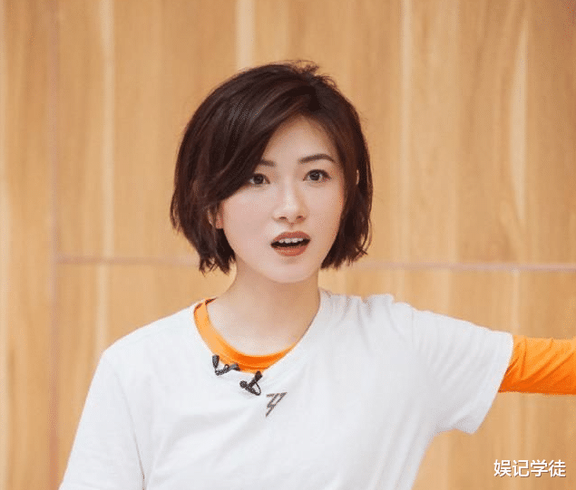 万茜|万茜迎着寒风拍写真照，脸蛋冻得通红，结束后男助理为她擦拭眼泪