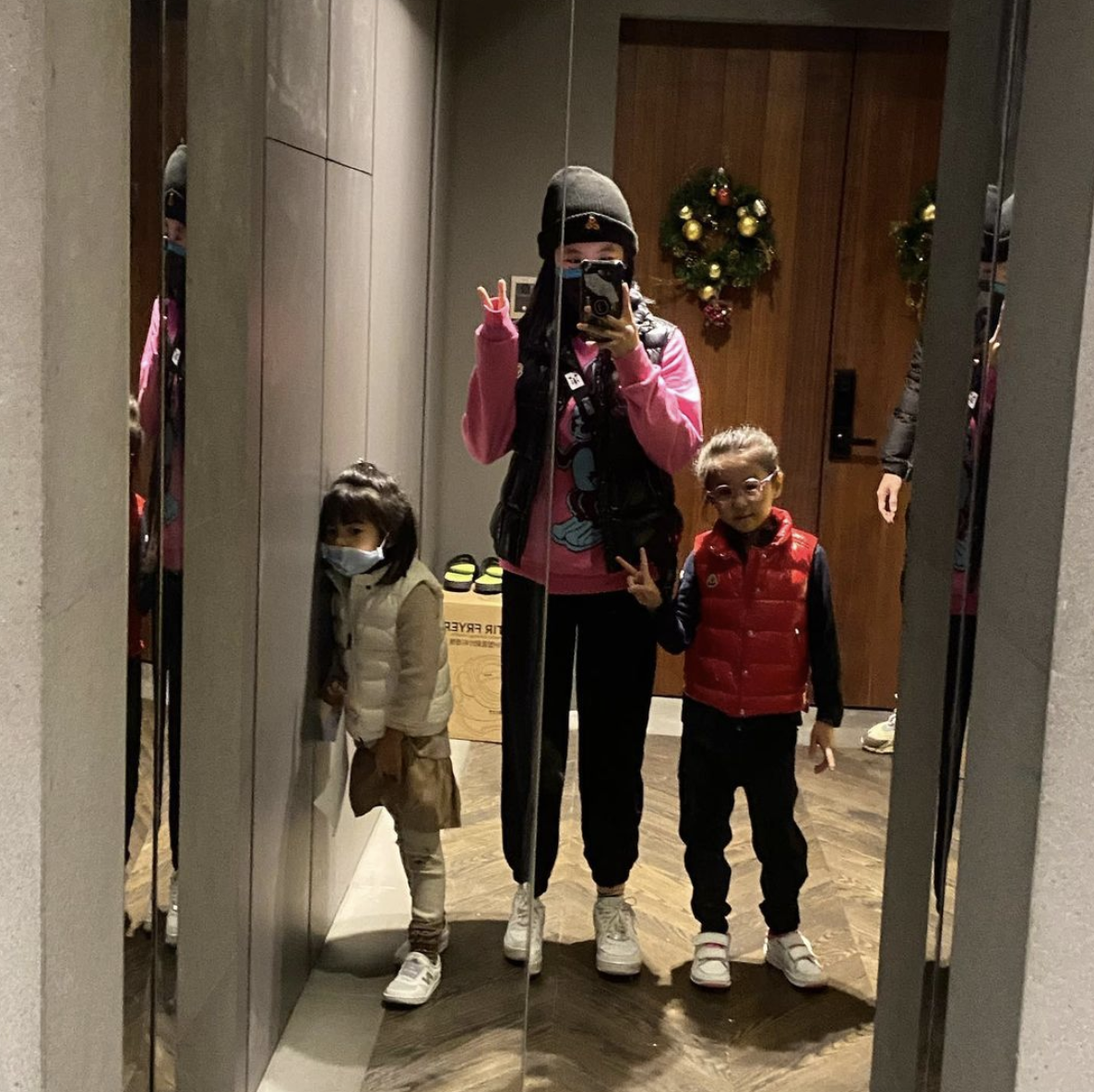 贾静雯|梧桐妹晒全家福身高已赶超贾静雯，咘咘波妞穿搭太老气，全靠颜值支撑