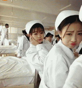 别墅 “老家的别墅房终于要完工了，可总觉的哪里不对...”哈哈哈阳台好奇怪啊