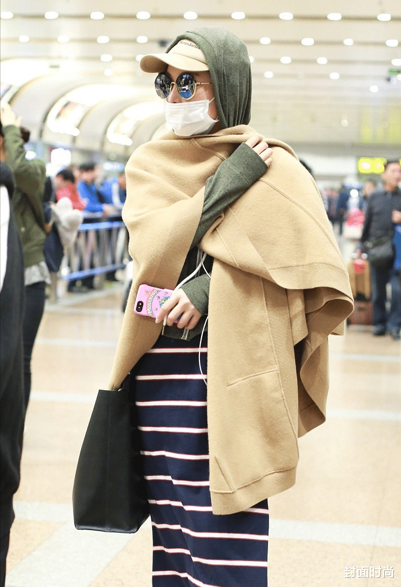 封面时尚 张馨予大冷天还穿开叉裙，但上身搭配挺温暖，大披肩围裹挺严实