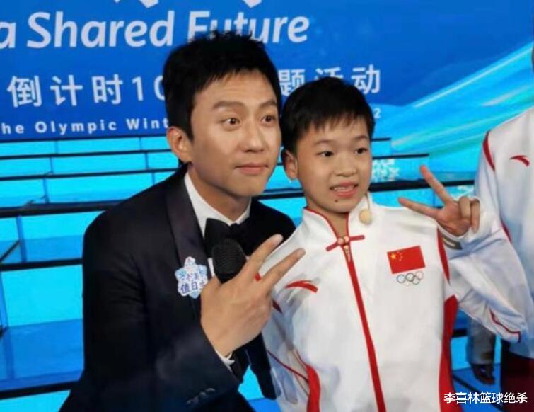 全红婵|全红婵上央视！1米80邓超下蹲合影，红姐大合唱站C位彰显地位