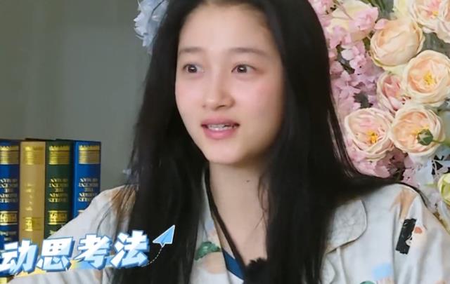 关晓彤|关晓彤起床后“素颜照”被传，男生都心动了，女生却看出了端倪