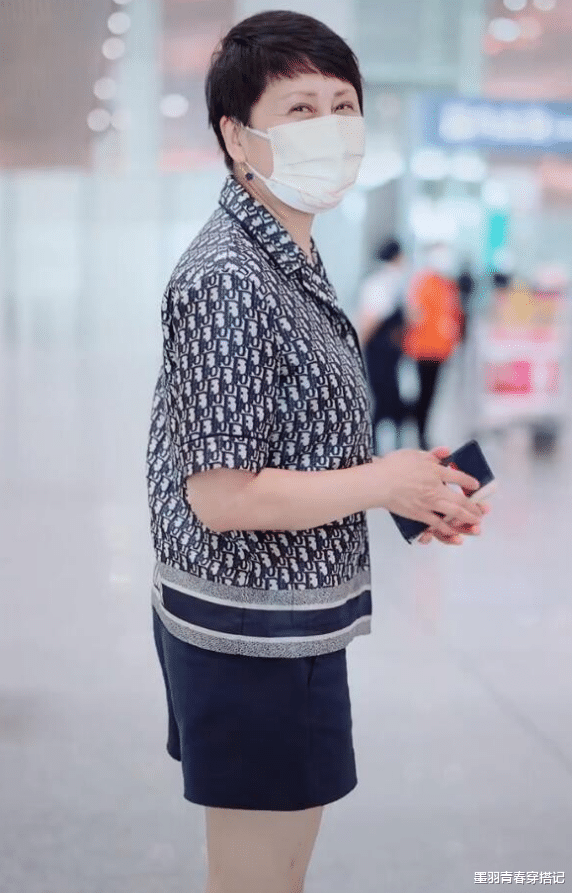 墨羽青春穿搭记|国民妈妈变霸气女总裁，张凯丽穿风衣和女儿合影，酷飒潇洒哪像69