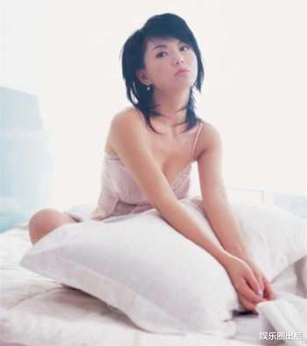 李湘|李湘的“睡衣大片”被翻出，衣着清爽气质妩媚，贵妇形象备受质疑