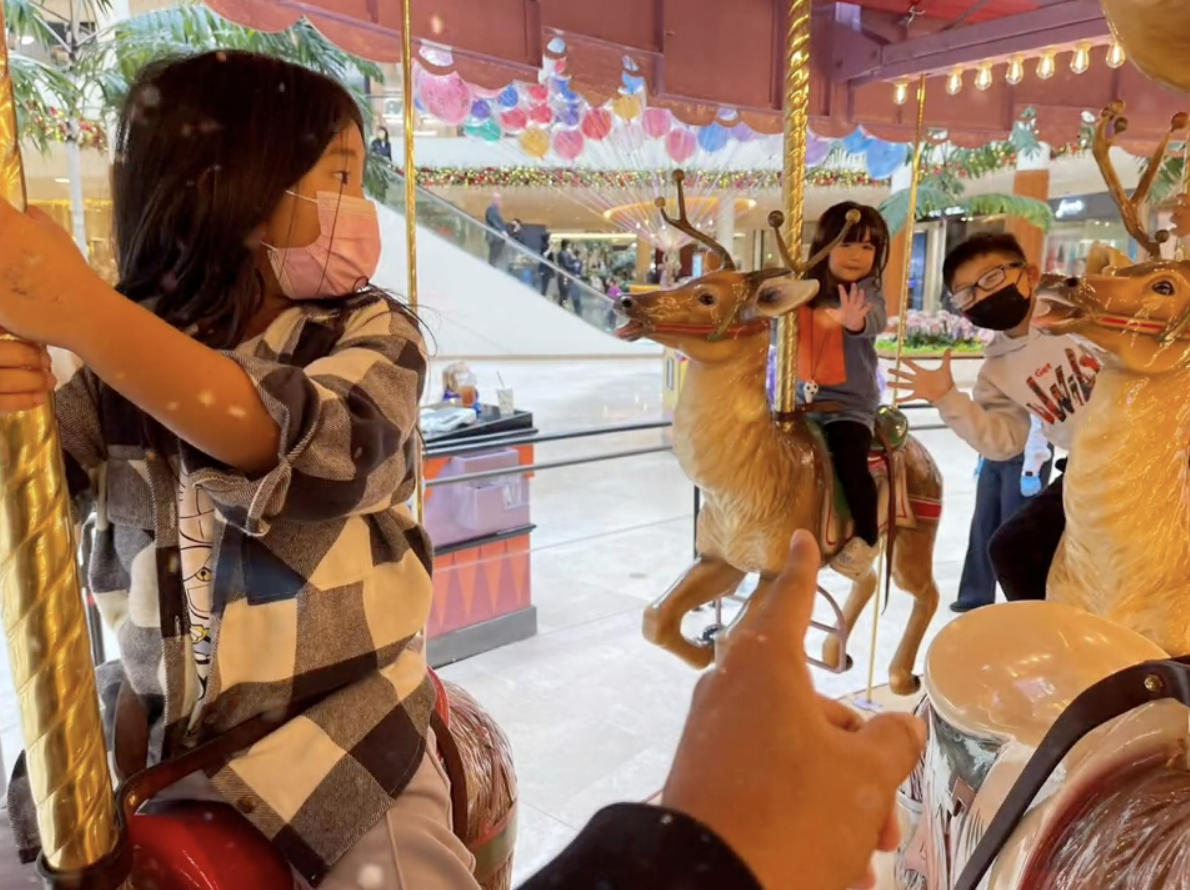 何洁|何洁久违晒娃，三个儿女坐旋转木马，同母异父的三兄妹相处很融洽
