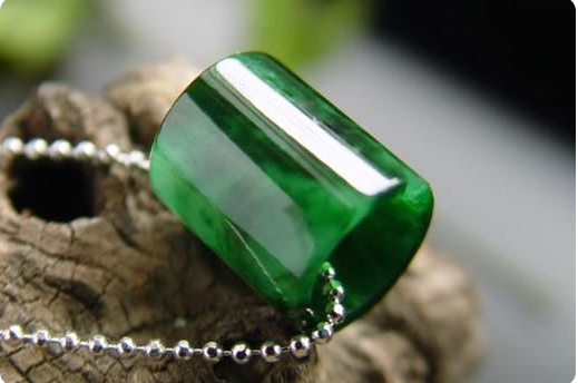 翡翠|翡翠的天敌——凉水石，作为替身太合格，看起来和翡翠像极了