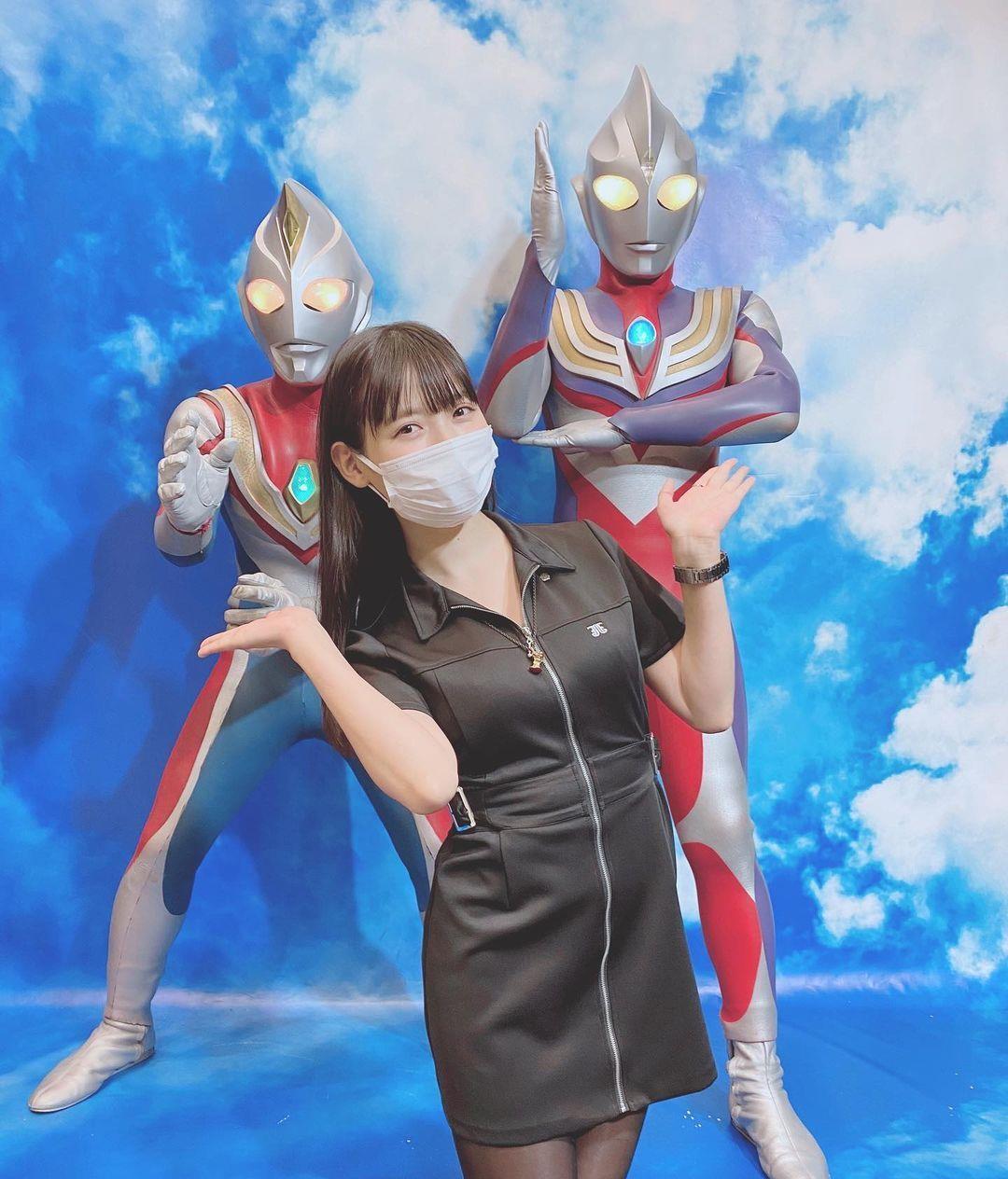 奧特曼|上坂堇曬與特利迦奧特曼合照 粉絲：這身材不輸卡爾蜜拉的皮套