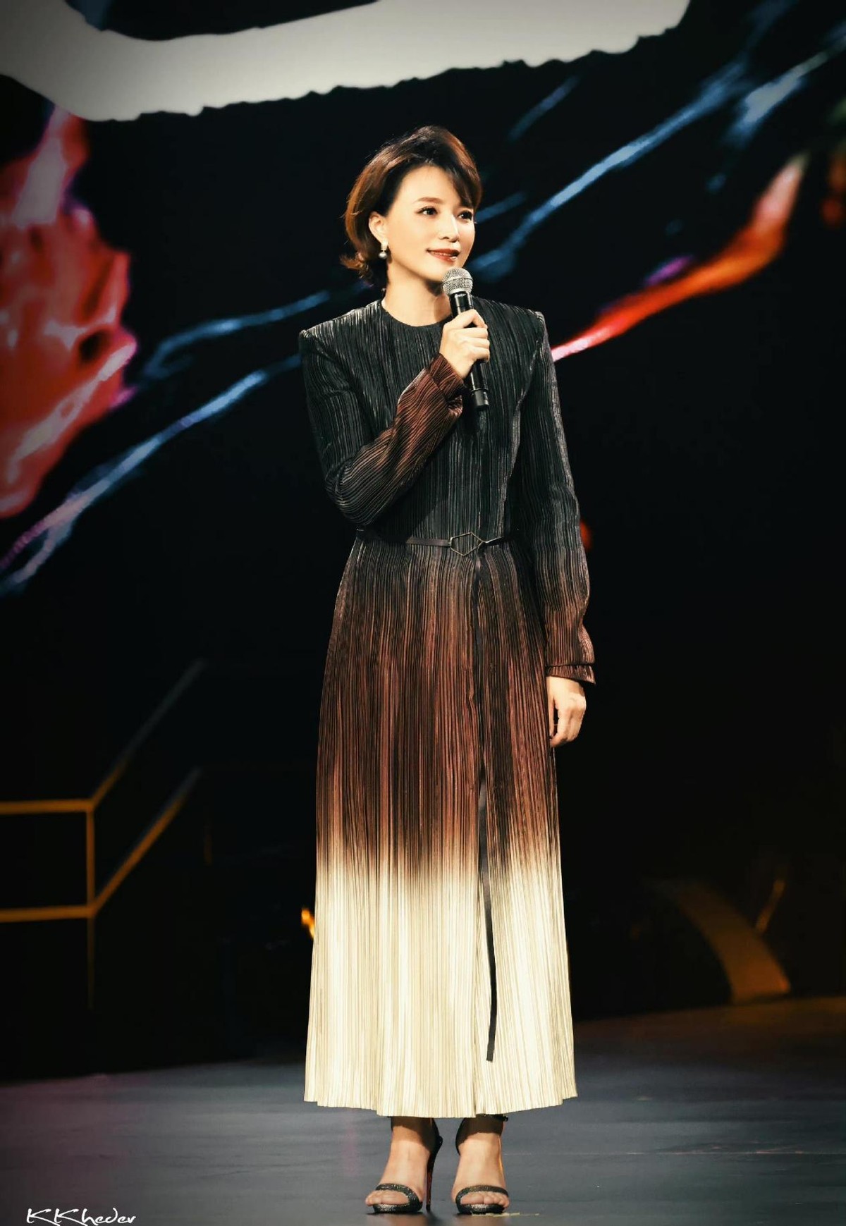 白小白的衣橱 董卿的“央视脸”看着就舒服，长裙还是渐变色的，感觉更有魅力了