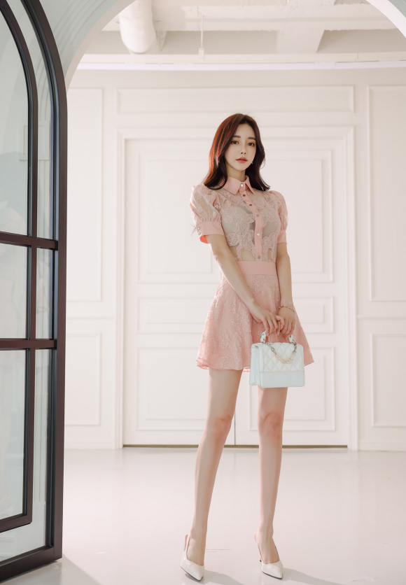 心壹文学|女神孙允珠时尚搭配：弥花香醉粉桃罗裳金丝雕纹裙